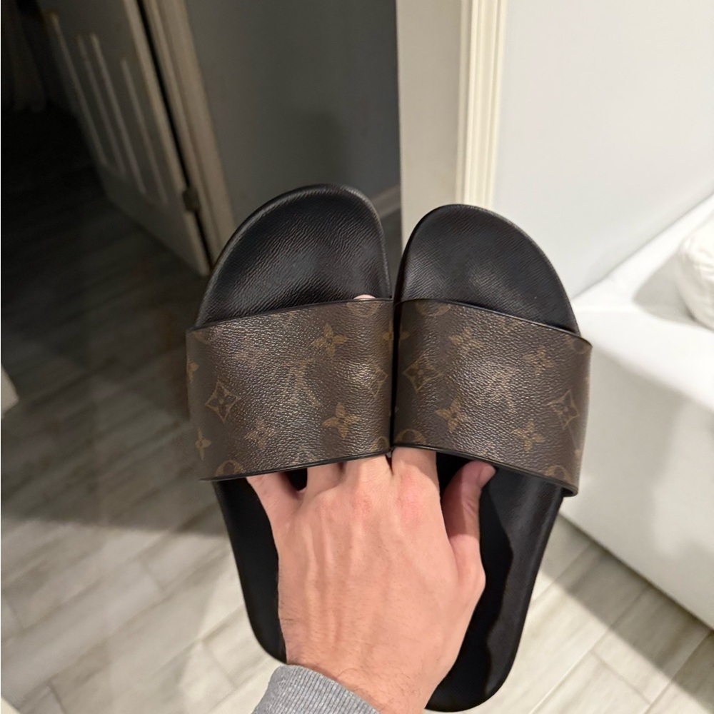 Louis Vuitton men’s monogram slides SIZE 9